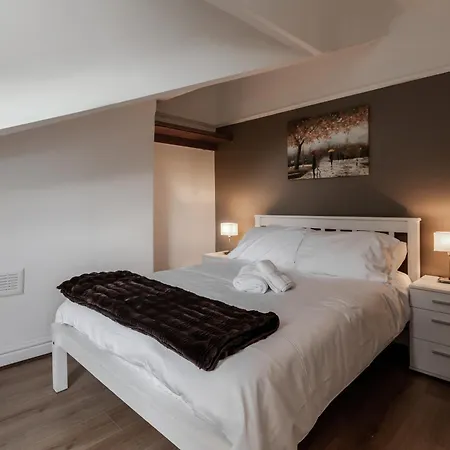 Grand Victorian 6 - En-suites, Hot Tub, Cinema Room, Private Parking & Park View