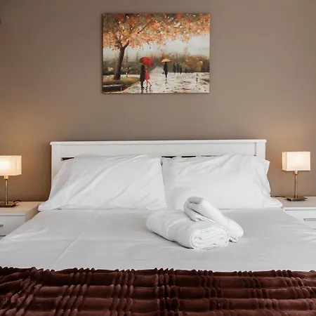 Grand Victorian 6 - En-suites, Hot Tub, Cinema Room, Private Parking & Park View Liverpool