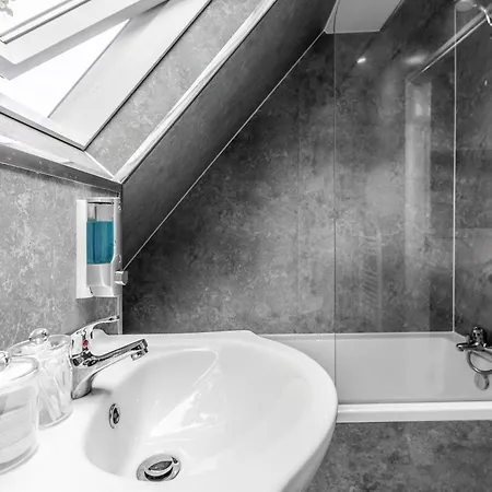 Grand Victorian 6 - En-suites, Hot Tub, Cinema Room, Private Parking & Park View