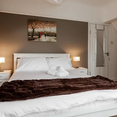 Villa Grand Victorian 6 - En-suites, Hot Tub, Cinema Room, Private Parking & Park View Liverpool