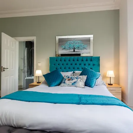 Villa Grand Victorian 6 - En-suites, Hot Tub, Cinema Room, Private Parking & Park View Liverpool