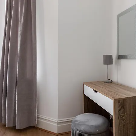 Grand Victorian 6 - En-suites, Hot Tub, Cinema Room, Private Parking & Park View