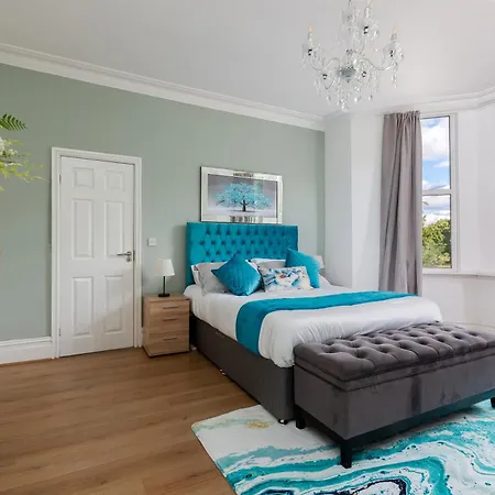 Grand Victorian 6 - En-suites, Hot Tub, Cinema Room, Private Parking & Park View Villa *