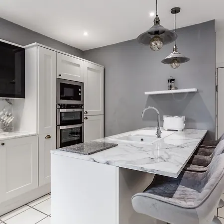 Villa Grand Victorian 6 - En-suites, Hot Tub, Cinema Room, Private Parking & Park View *