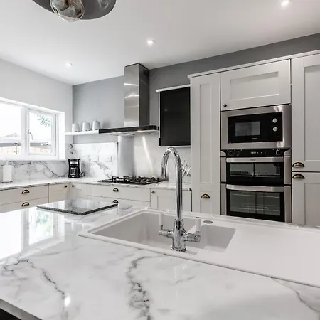 Grand Victorian 6 - En-suites, Hot Tub, Cinema Room, Private Parking & Park View *