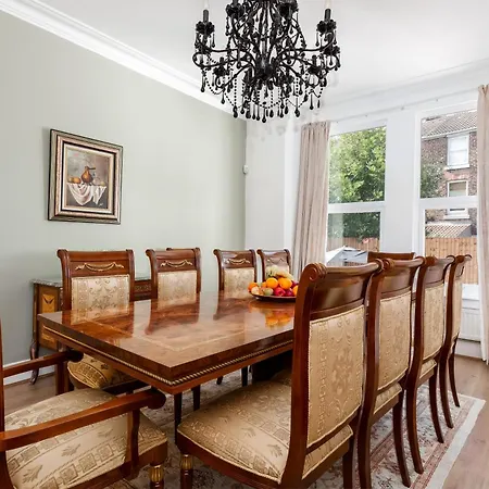 Grand Victorian 6 - En-suites, Hot Tub, Cinema Room, Private Parking & Park View * Liverpool