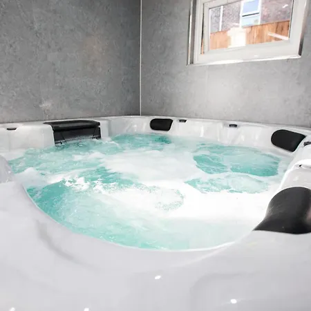 Grand Victorian 6 - En-suites, Hot Tub, Cinema Room, Private Parking & Park View Villa