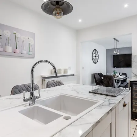 Grand Victorian 6 - En-suites, Hot Tub, Cinema Room, Private Parking & Park View Villa *