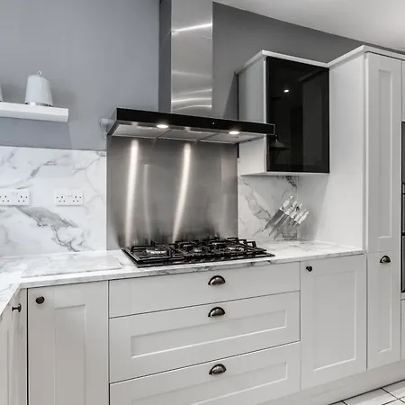 Villa Grand Victorian 6 - En-suites, Hot Tub, Cinema Room, Private Parking & Park View Liverpool
