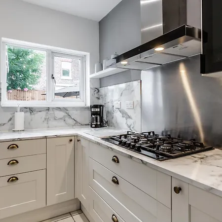 Villa Grand Victorian 6 - En-suites, Hot Tub, Cinema Room, Private Parking & Park View
