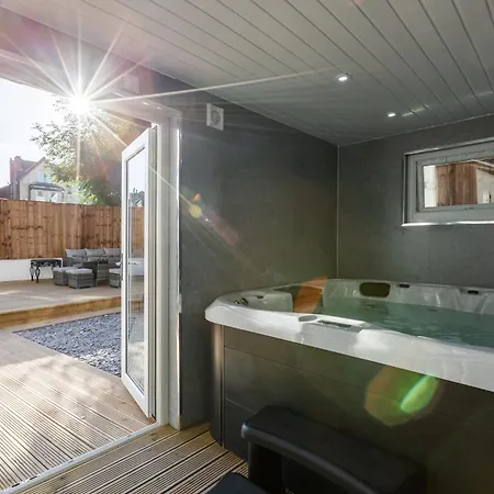 Grand Victorian 6 - En-suites, Hot Tub, Cinema Room, Private Parking & Park View Villa