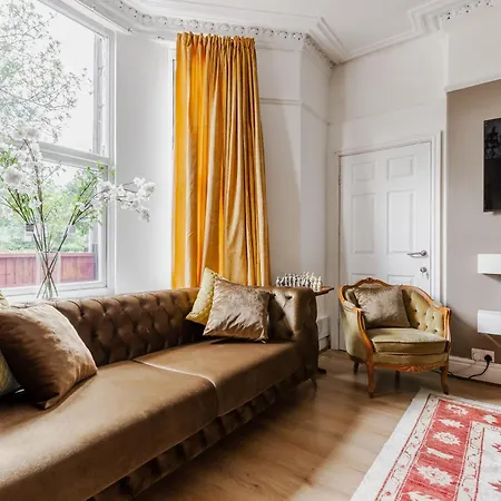 Grand Victorian 6 - En-suites, Hot Tub, Cinema Room, Private Parking & Park View Villa