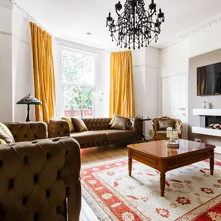 Grand Victorian 6 - En-suites, Hot Tub, Cinema Room, Private Parking & Park View Villa