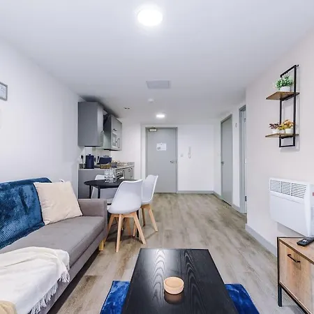 Stylish Apartment, Sleeps 4, Pool Table, Available For Long Term * Liverpool