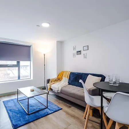 Stylish Apartment, Sleeps 4, Pool Table, Available For Long Term