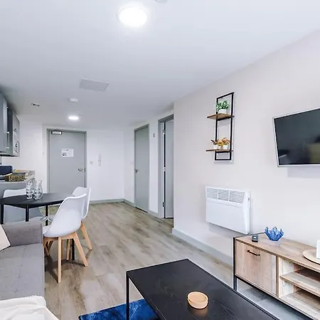 Stylish Apartment, Sleeps 4, Pool Table, Available For Long Term *