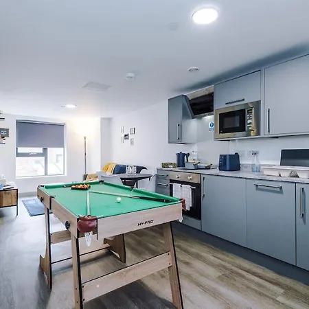 Stylish Apartment, Sleeps 4, Pool Table, Available For Long Term * Liverpool