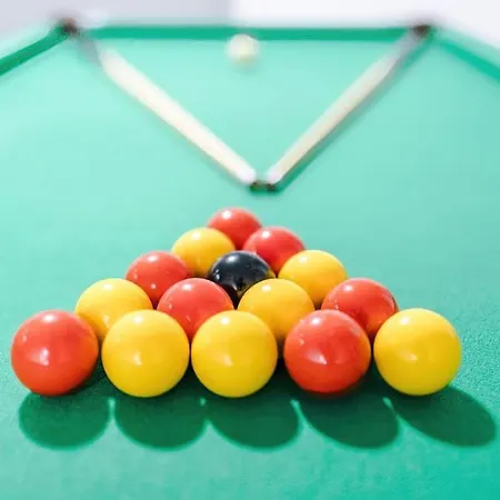Stylish Apartment, Sleeps 4, Pool Table, Available For Long Term Apartamento