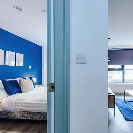 Stylish Apartment, Sleeps 4, Pool Table, Available For Long Term * Liverpool