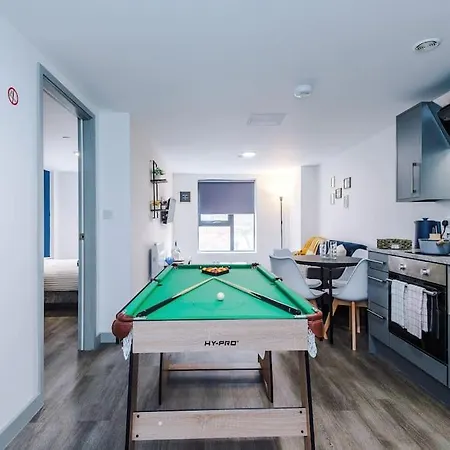 Stylish Apartment, Sleeps 4, Pool Table, Available For Long Term * Liverpool