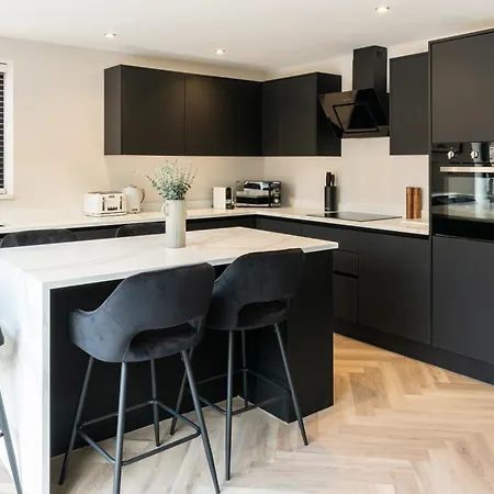 Luxury 4br Centre House - Free Parking *