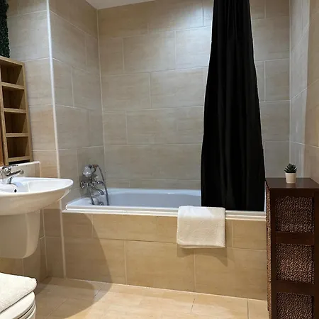 Lägenhet Centre 2 Bed 2 Bath With En-suite