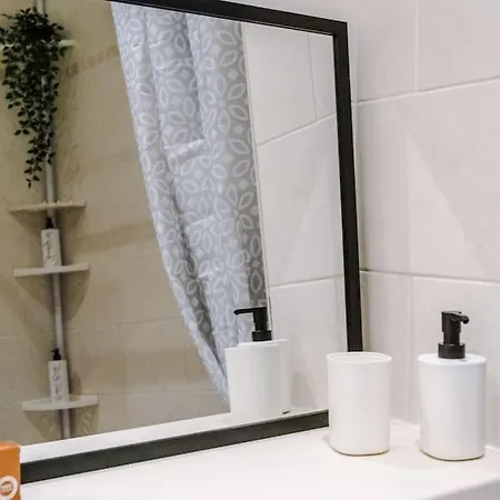 Stylish Apartment, Pool Table, Sleep 6, Location Liverpool