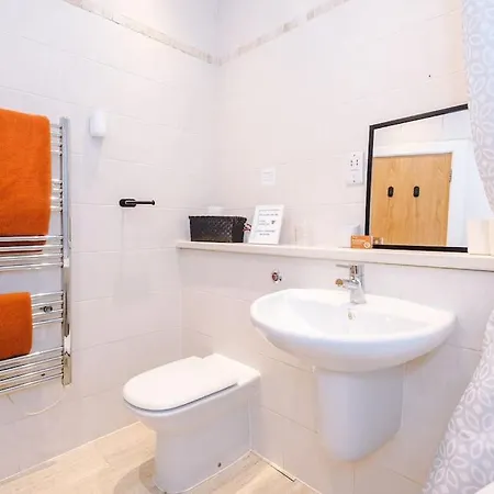 Stylish Apartment, Pool Table, Sleep 6, Location Appartamento *