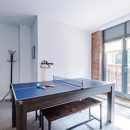 Stylish Apartment, Pool Table, Sleep 6, Location Liverpool