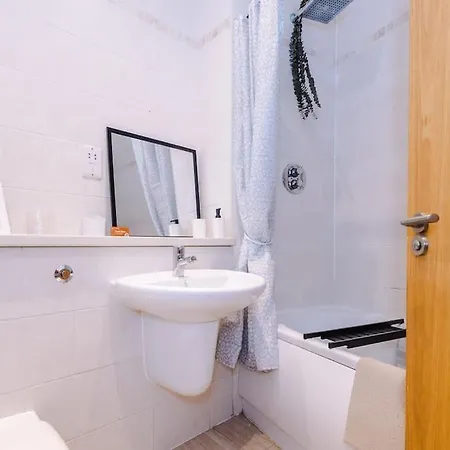 Stylish Apartment, Pool Table, Sleep 6, Location Appartamento