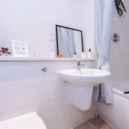 Stylish Apartment, Pool Table, Sleep 6, Location * Liverpool