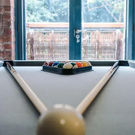 Stylish Apartment, Pool Table, Sleep 6, Location * Liverpool
