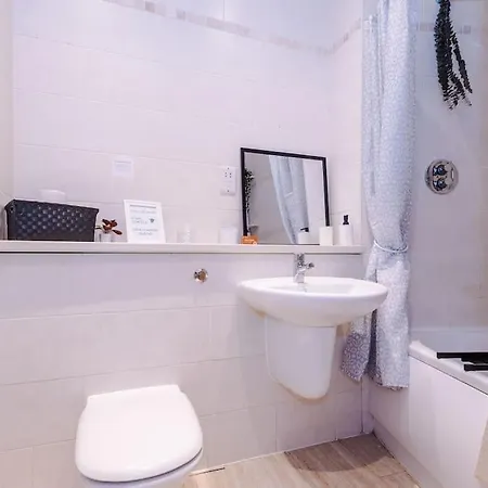 Stylish Apartment, Pool Table, Sleep 6, Location Appartamento *