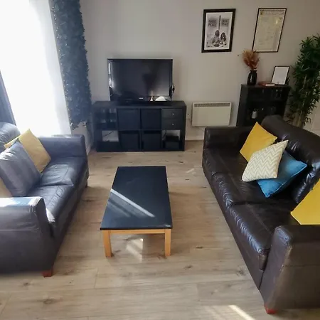 Cosy 2br Modern With Free Parking Apartment