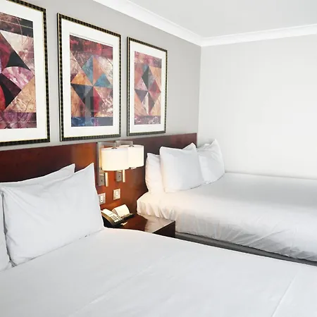 Отель Crowne Plaza - John Lennon Airport By Ihg 4*