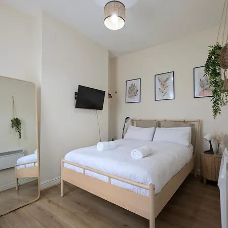 Guest In Anfiled Near Stadium, Free Parking Liverpool