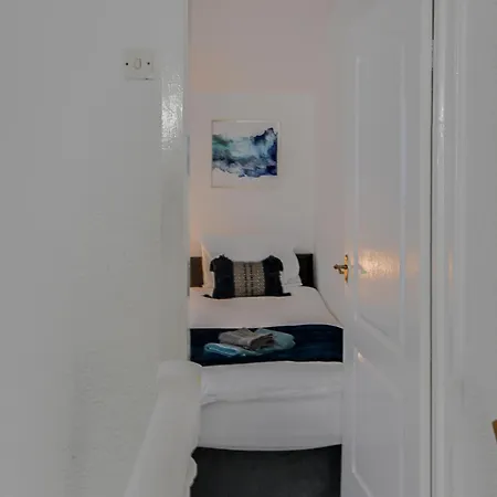 With Alexandra 2 Free Parking - High Speed Free Wifi Close To Stadiums