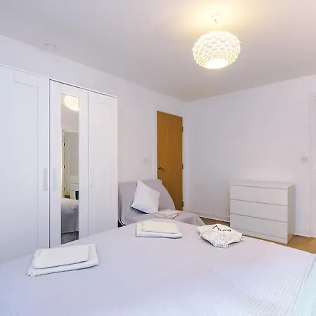 Sleeps 6, Stylish Apartment, Perfect For Groups, Long Term Disc