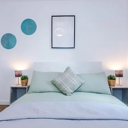 Sleeps 6, Stylish Apartment, Perfect For Groups, Long Term Disc