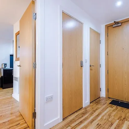 Sleeps 6, Stylish Apartment, Perfect For Groups, Long Term Disc * 利物浦