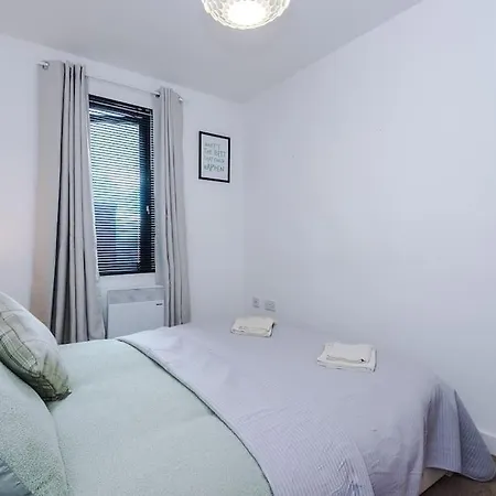 Sleeps 6, Stylish Apartment, Perfect For Groups, Long Term Disc