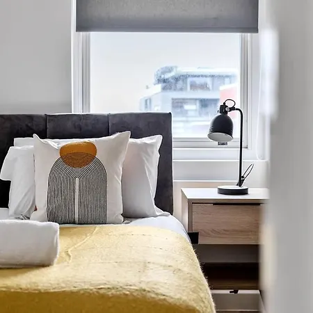 Centre 2 Bedroom Apartment, Sleeps 6 Guests - Close By To Main Shops, Attractions, Bars & More!