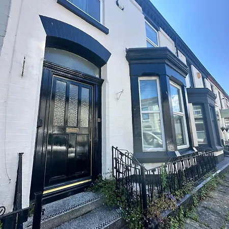 Modern 5 Bedroom House Near Lark Lane *