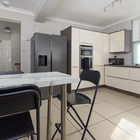 Guest house 1 At Jubilee House - Free Parking, Self Check-in, Fast Wifi And Smart Tv By Yoko