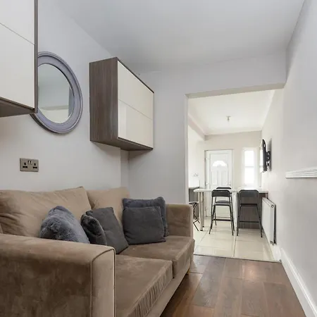 Guest house 1 At Jubilee House - Free Parking, Self Check-in, Fast Wifi And Smart Tv By Yoko