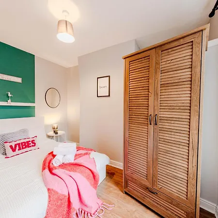The Shamrock Stadium Side Retreat - Spacious House - Free Parking Casa vacanze