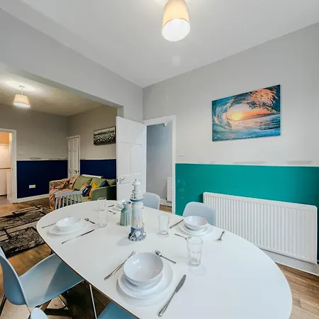 The Shamrock Stadium Side Retreat - Spacious House - Free Parking Casa vacanze *