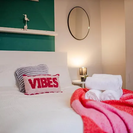 The Shamrock Stadium Side Retreat - Spacious House - Free Parking *
