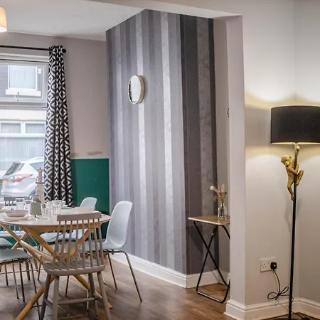 The Shamrock Stadium Side Retreat - Spacious House - Free Parking * Liverpool