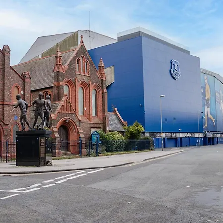 The Shamrock Stadium Side Retreat - Spacious House - Free Parking Liverpool